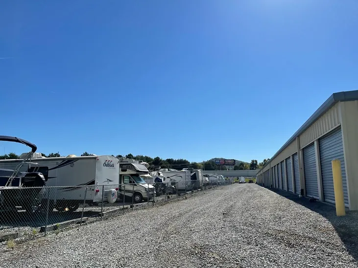Clean drive aisle and unit access points at Volunteer Storage Vonore.