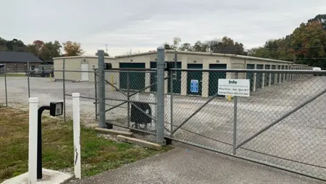 Exterior of facility gate at Volunteer Storage Chapman.